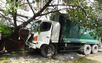 TP.HCM: Xe chở rác lao thẳng vào nhà dân, may có gốc cây xanh chặn lại