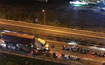TP.HCM: Xôn xao clip hàng trăm 'quái xế' chặn cao tốc 'quẩy' tưng bừng