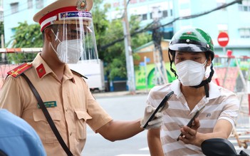 Khai báo 'di biến động dân cư' tại TP.HCM: Tập trung đông người, rất lo