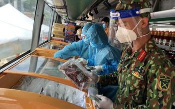 Bộ đội, tình nguyện viên đi chợ hộ tại khu vực giãn dân
