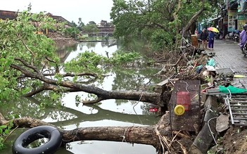 Sạt lở nặng Hộ thành hào bên Kinh thành Huế, nhiều nhà dân bị uy hiếp