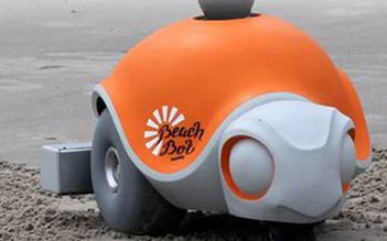 Robot vẽ tranh trên bãi biển