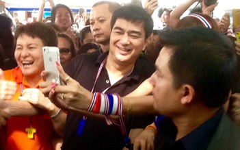 Ông Abhisit đối mặt án phạt như bà Yingluck