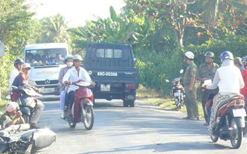 Nghi ngờ ô tô gây tai nạn, người dân phóng xe máy đuổi, chặn