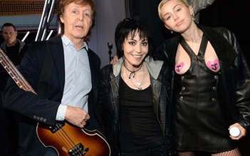 Miley Cyrus để ngực trần tôn vinh danh ca Joan Jett