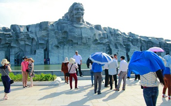 Hàng ngàn người tham quan tượng đài Mẹ Việt Nam anh hùng