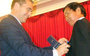Tổng thống Pháp tặng Huân chương Quốc công cho nguyên Chủ tịch UBND TP.Huế