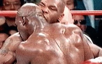 Đòn bẩn trong thể thao - Kỳ 4: Sư thật về màn cắn tai của Mike Tyson