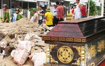 Vợ chồng cùng mang quan tài và dao đi tranh chấp đất