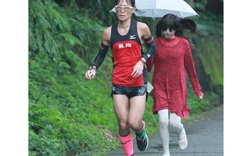 ‘Ma nữ’ cổ động đua marathon