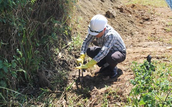 Vỡ ống nước xút tại tổ hợp bauxite: Lấy mẫu đất phân tích độc hại
