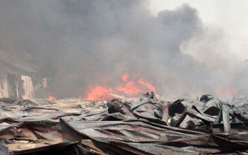 Cháy nổ dữ dội ở công ty hóa chất, chính quyền yêu cầu người dân di tản