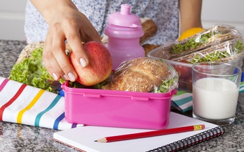 Học sinh không ăn trưa tại trường vẫn bị thu phí