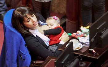 Nữ chính khách cho con bú gây sốt khi phát biểu trước Quốc hội