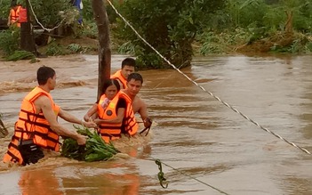 Lực lượng Biên phòng cứu 6 người bị kẹt trong cơn lũ dữ