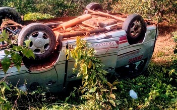Gia Lai: Xe khách mất lái tông gãy trụ viễn thông, 4 người bị thương