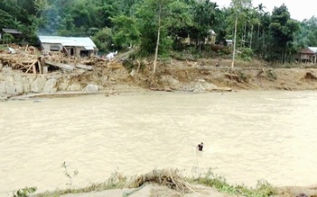 Quảng Nam: Tiếp cận được ngôi làng muốn di chuyển phải 'kéo dây ngang sông'