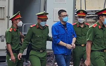 'Cậu IT' Nhâm Hoàng Khang bị áp giải đến tòa