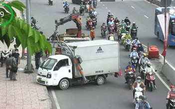 TP.HCM: Xe tải đi vào làn xe máy, kéo đổ thanh chắn chiều cao cầu Sài Gòn