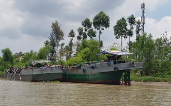 Công an nổ súng giữa khuya bắt 2 sà lan khai thác cát trên sông Hậu