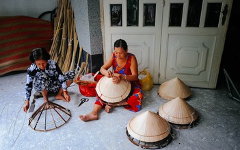 Người miền Tây giữ nghề chằm nón lá: Lớp trẻ đi làm khu công nghiệp hết rồi!