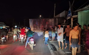 Tai nạn ở Long An: Xe tải nổ vỏ, tông 2 xe máy, lao vào nhà dân