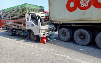 Tai nạn ở Tiền Giang: Tài xế kẹt trong cabin sau cú va chạm xe đầu kéo