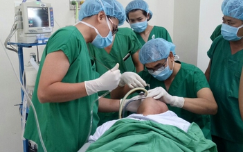 Phẫu thuật gắp vỏ thuốc kẹt trong khí quản bệnh nhân