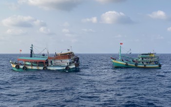 Vùng Cảnh sát biển 4 cứu kịp thời tàu cá bị phá nước khi đang đánh bắt