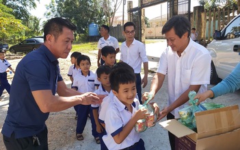 Ông Đoàn Ngọc Hải ra Phú Quốc đá bóng gây quỹ, hứa tặng 2 món quà quý
