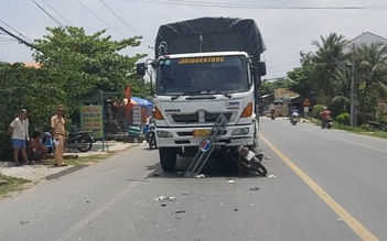 Người phụ nữ đi xe máy bất ngờ lấn trái tông vào xe tải, tử vong