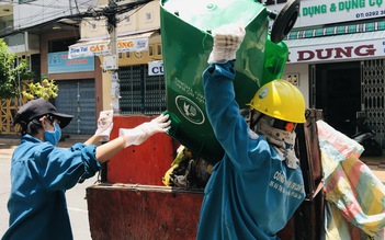 Nữ công nhân môi trường Cần Thơ xin làm thêm 8 tiếng/ngày để lo cho chồng con mùa dịch Covid-19