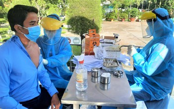 Vĩnh Long: Hơn 900 người đầu tiên được tiêm mũi 3 vắc xin ngừa Covid-19