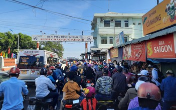 Kẹt xe kinh hoàng tại phà Đình Khao ngày mùng 2 tết