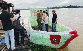 Người dân cồn Sơn kết thuyền bằng chai nhựa để ‘làm đẹp’ môi trường