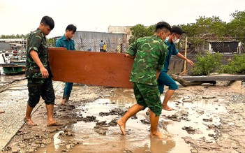 Triều cường dâng cao bất thường, nhiều hộ dân ven biển Cà Mau phải di dời