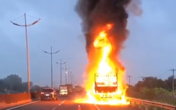Cháy xe tải trên cao tốc TP.HCM - Trung Lương, giao thông ùn tắc hơn 10 km