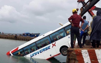 Phú Quốc: Xe khách rơi xuống biển khi chuẩn bị xuống phà về đất liền