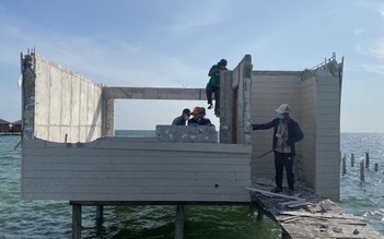 TP.Phú Quốc: Người dân tự nguyện tháo dỡ 8 bungalow xây dựng trái phép ở khu bảo tồn biển