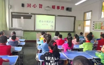 Thầy giáo 8X livestream lớp học gây tranh cãi dữ dội