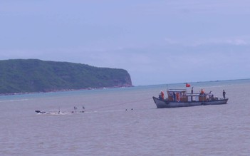 10.000 lít dầu trên tàu hàng chìm tại vịnh Quy Nhơn 'không cánh mà bay'