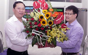 Anh Nguyễn Phi Long thăm và chúc mừng Văn phòng Báo Thanh Niên tại Bình Định