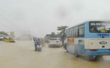 Bình Định mưa lớn liên tục khiến lũ lên nhanh, nhiều hộ dân không kịp sơ tán