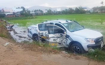 Bình Định: Ford Ranger húc 2 mô tô rồi lao xuống ruộng, 3 người bị thương