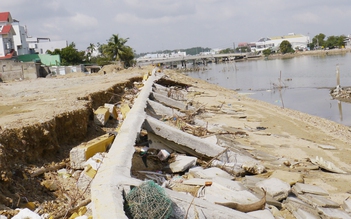 Bình Định: Buộc nhà thầu khắc phục bờ kè sông tiền tỉ bị sóng đánh vỡ vụn