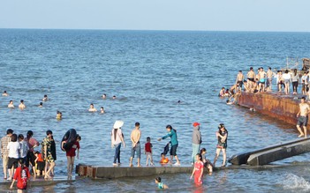 Bình Định: Tắm biển khi có sóng lớn, 3 du khách bị đuối nước