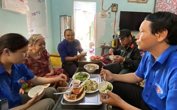 Tỉnh đoàn Bình Định tổ chức Bữa cơm yêu thương tại nhà Mẹ Việt Nam anh hùng