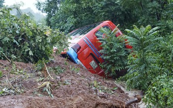 Bình Định: Đèo Bà Nam sạt lở đất, 3 người trên xe khách may mắn thoát chết