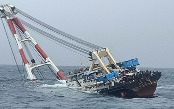 Bình Định: Bàn giao 3 thuyền viên Trung Quốc gặp nạn trên biển