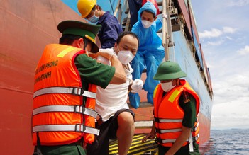 Bình Định: Cấp cứu một công dân Trung Quốc bị đau bụng khi đi trên tàu hàng